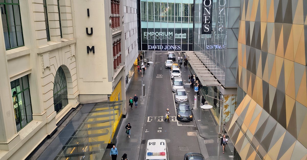 Comparing Frameless Glass Windows with Traditional Commercial Window Options