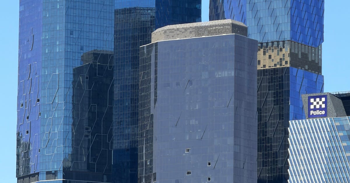 How Frameless Glass Windows Contribute to a Modern Office Aesthetic